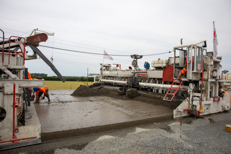 FOTOGALERIE: Klíčová část dálnice D1 u Přerova dostává finální cementobetonový povrch