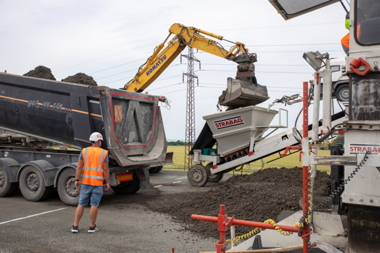 FOTOGALERIE: Klíčová část dálnice D1 u Přerova dostává finální cementobetonový povrch