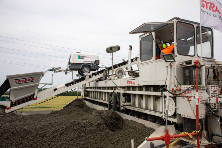 FOTOGALERIE: Klíčová část dálnice D1 u Přerova dostává finální cementobetonový povrch
