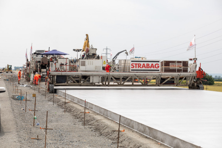 FOTOGALERIE: Klíčová část dálnice D1 u Přerova dostává finální cementobetonový povrch