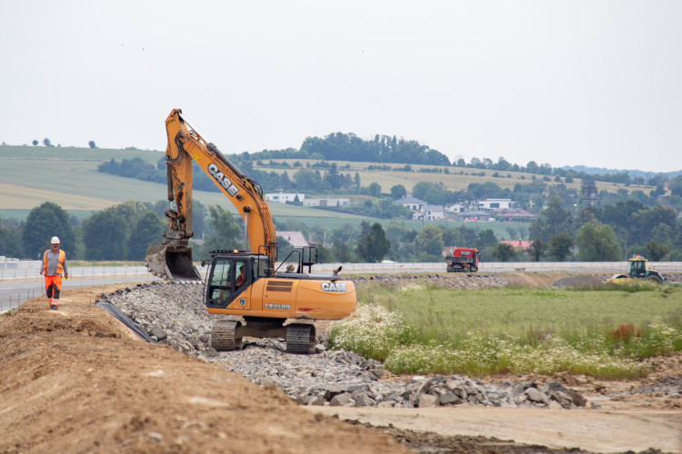 FOTOGALERIE: Klíčová část dálnice D1 u Přerova dostává finální cementobetonový povrch