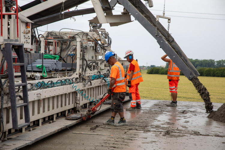 FOTOGALERIE: Klíčová část dálnice D1 u Přerova dostává finální cementobetonový povrch