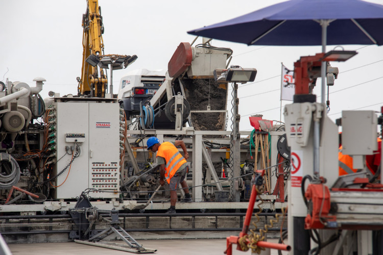 FOTOGALERIE: Klíčová část dálnice D1 u Přerova dostává finální cementobetonový povrch