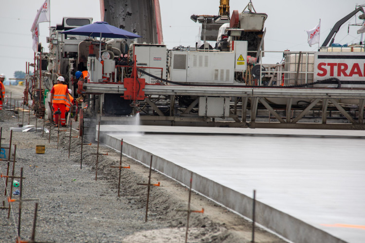 FOTOGALERIE: Klíčová část dálnice D1 u Přerova dostává finální cementobetonový povrch