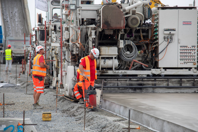FOTOGALERIE: Klíčová část dálnice D1 u Přerova dostává finální cementobetonový povrch