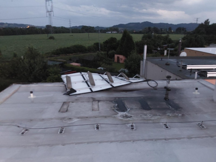 FOTOGALERIE: Poškozená auta i ploty. Hasiči řešili následky silných bouřek