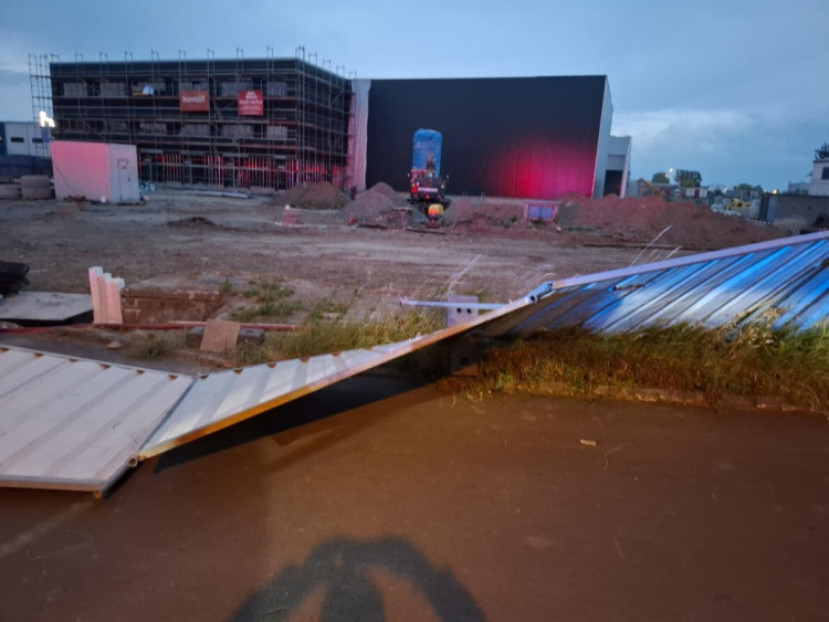 FOTOGALERIE: Poškozená auta i ploty. Hasiči řešili následky silných bouřek