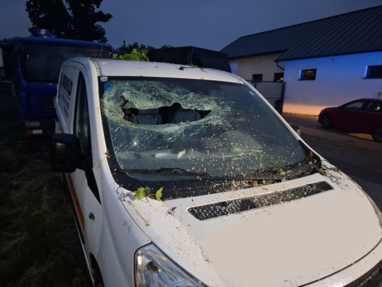 FOTOGALERIE: Poškozená auta i ploty. Hasiči řešili následky silných bouřek