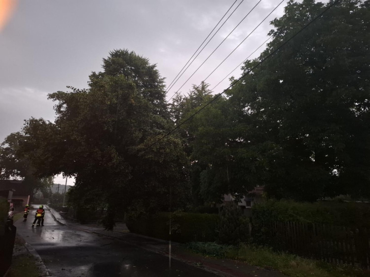 FOTOGALERIE: Poškozená auta i ploty. Hasiči řešili následky silných bouřek