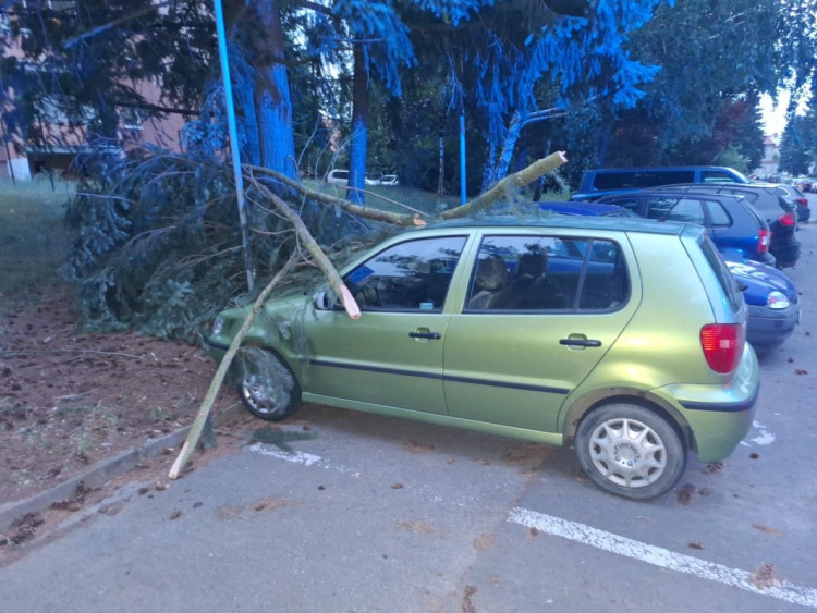FOTOGALERIE: Poškozená auta i ploty. Hasiči řešili následky silných bouřek