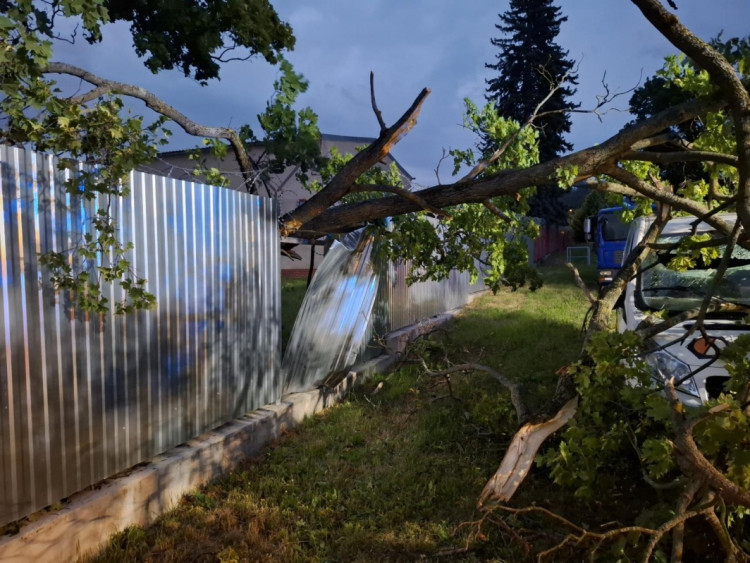 FOTOGALERIE: Poškozená auta i ploty. Hasiči řešili následky silných bouřek