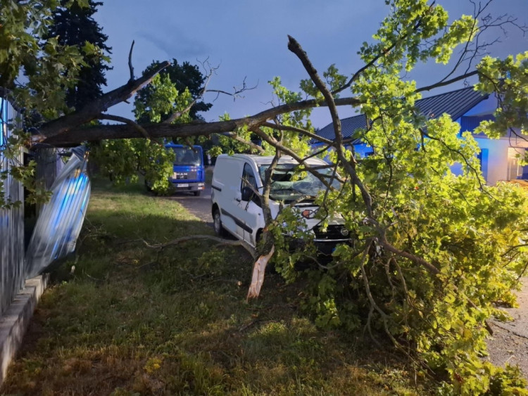 FOTOGALERIE: Poškozená auta i ploty. Hasiči řešili následky silných bouřek