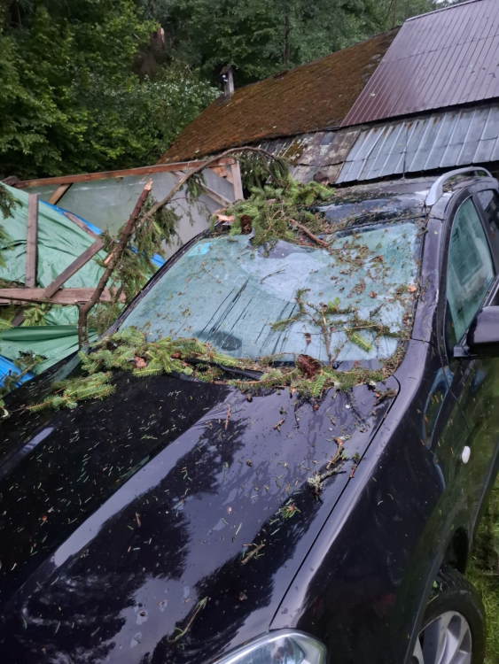 FOTOGALERIE: Poškozená auta i ploty. Hasiči řešili následky silných bouřek