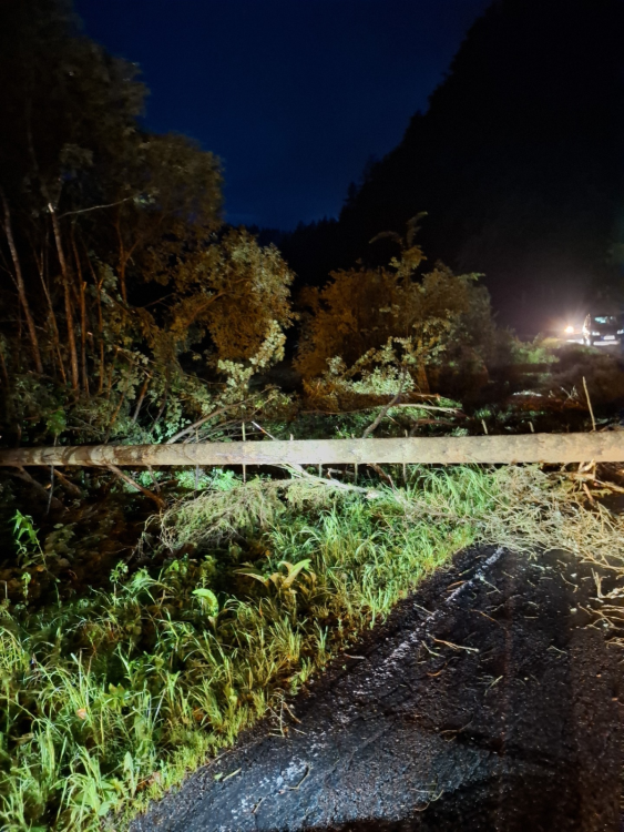 FOTOGALERIE: Poškozená auta i ploty. Hasiči řešili následky silných bouřek