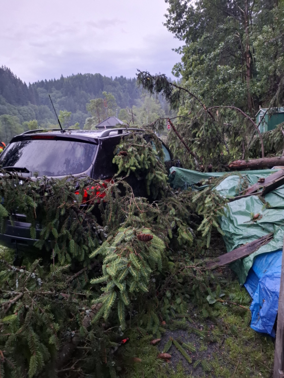 FOTOGALERIE: Poškozená auta i ploty. Hasiči řešili následky silných bouřek