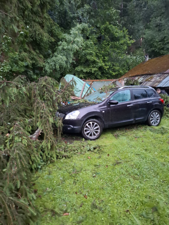FOTOGALERIE: Poškozená auta i ploty. Hasiči řešili následky silných bouřek