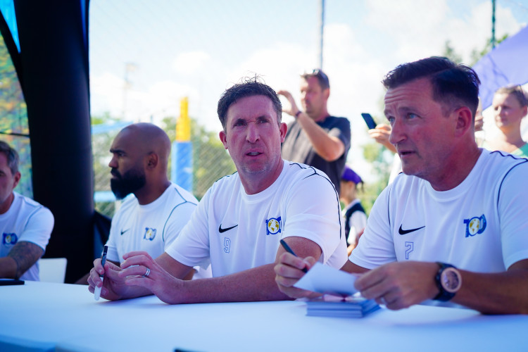 FOTOGALERIE: Nedvěd, Fowler, Poborský. Dolní Chabry oslavily sto let fotbalu ve velkém stylu