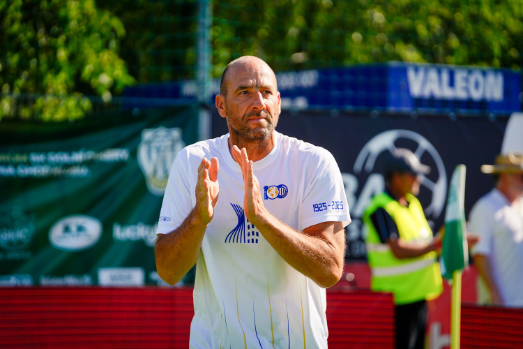 FOTOGALERIE: Nedvěd, Fowler, Poborský. Dolní Chabry oslavily sto let fotbalu ve velkém stylu