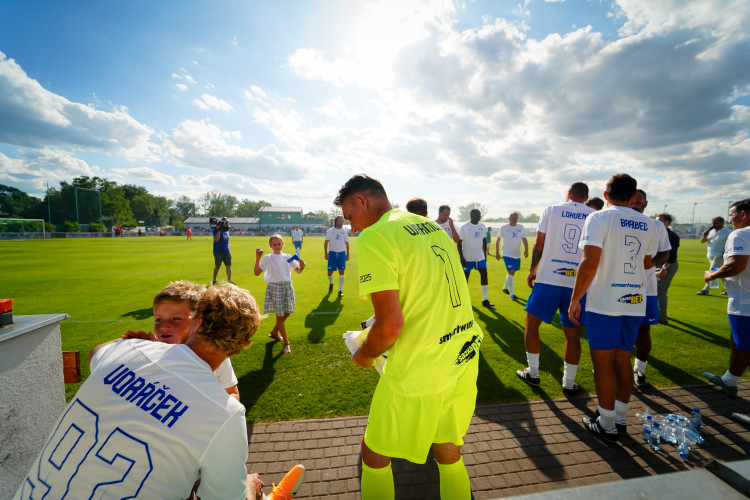 FOTOGALERIE: Nedvěd, Fowler, Poborský. Dolní Chabry oslavily sto let fotbalu ve velkém stylu