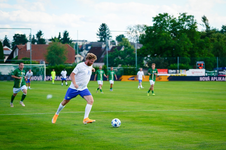 FOTOGALERIE: Nedvěd, Fowler, Poborský. Dolní Chabry oslavily sto let fotbalu ve velkém stylu