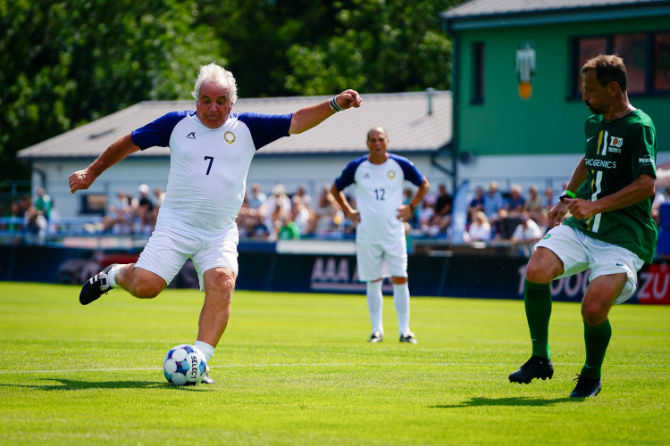 FOTOGALERIE: Nedvěd, Fowler, Poborský. Dolní Chabry oslavily sto let fotbalu ve velkém stylu