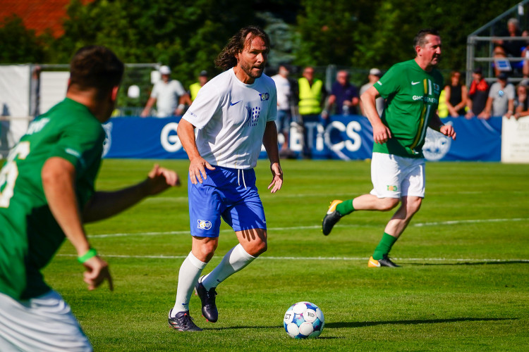 FOTOGALERIE: Nedvěd, Fowler, Poborský. Dolní Chabry oslavily sto let fotbalu ve velkém stylu