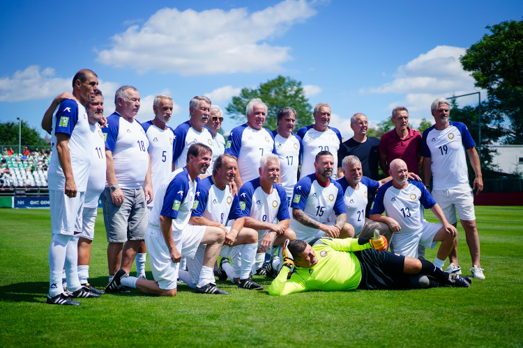 FOTOGALERIE: Nedvěd, Fowler, Poborský. Dolní Chabry oslavily sto let fotbalu ve velkém stylu