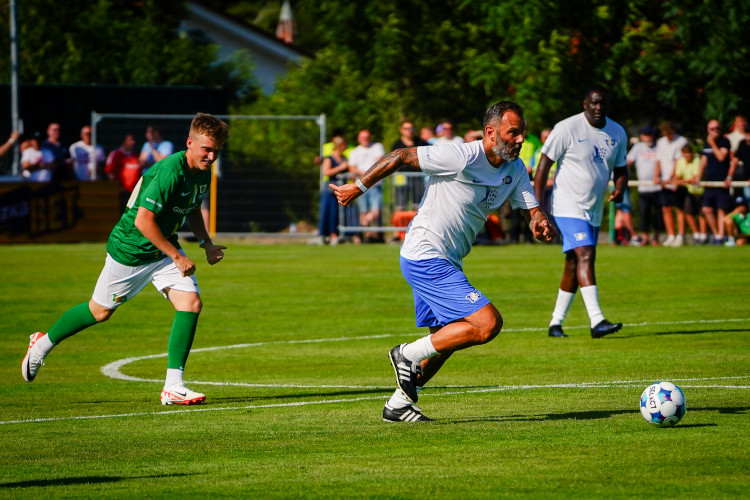 FOTOGALERIE: Nedvěd, Fowler, Poborský. Dolní Chabry oslavily sto let fotbalu ve velkém stylu