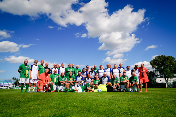 FOTOGALERIE: Nedvěd, Fowler, Poborský. Dolní Chabry oslavily sto let fotbalu ve velkém stylu