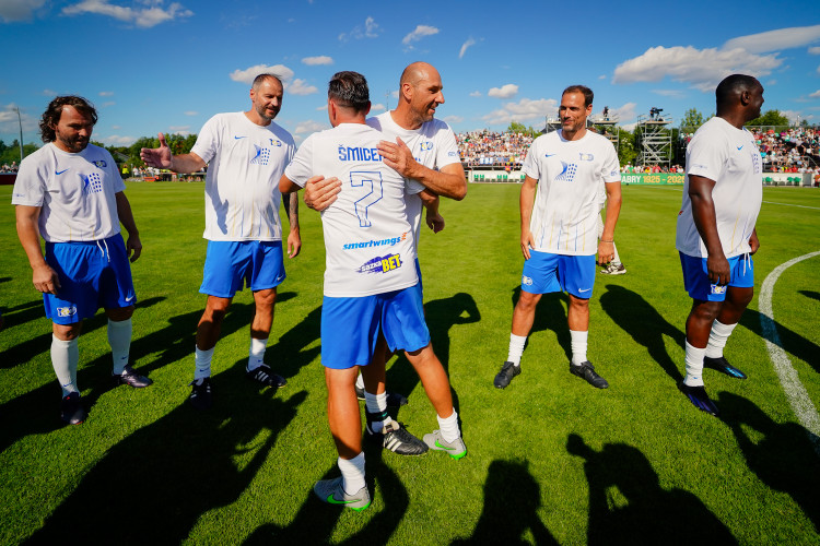 FOTOGALERIE: Nedvěd, Fowler, Poborský. Dolní Chabry oslavily sto let fotbalu ve velkém stylu