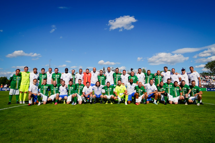 FOTOGALERIE: Nedvěd, Fowler, Poborský. Dolní Chabry oslavily sto let fotbalu ve velkém stylu