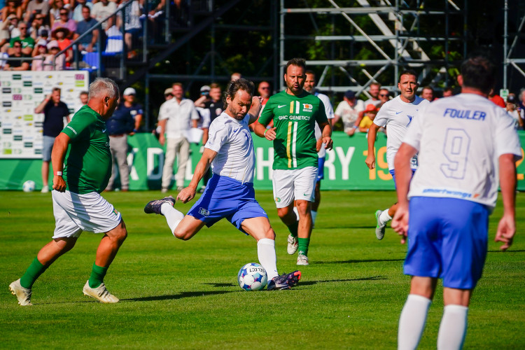 FOTOGALERIE: Nedvěd, Fowler, Poborský. Dolní Chabry oslavily sto let fotbalu ve velkém stylu