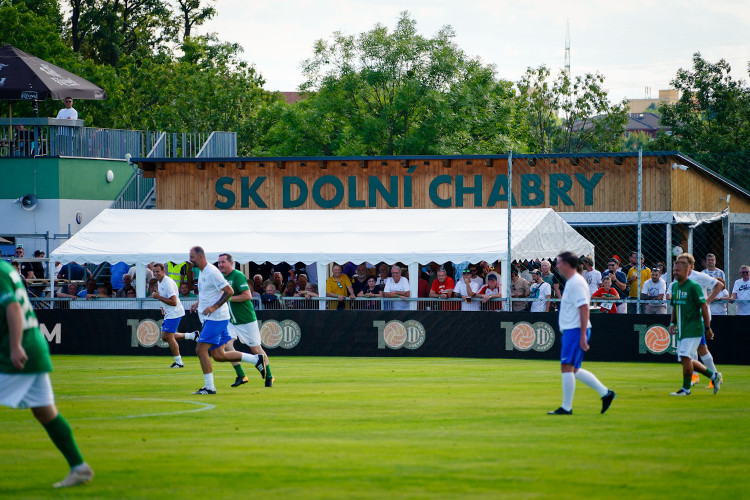 FOTOGALERIE: Nedvěd, Fowler, Poborský. Dolní Chabry oslavily sto let fotbalu ve velkém stylu