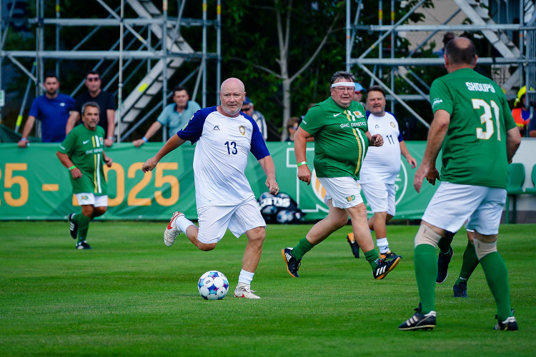 FOTOGALERIE: Nedvěd, Fowler, Poborský. Dolní Chabry oslavily sto let fotbalu ve velkém stylu