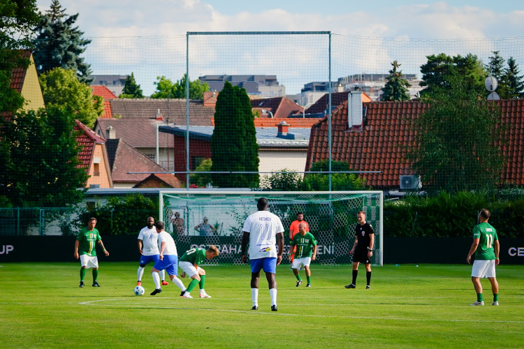 FOTOGALERIE: Nedvěd, Fowler, Poborský. Dolní Chabry oslavily sto let fotbalu ve velkém stylu