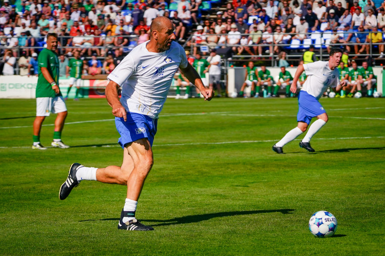 FOTOGALERIE: Nedvěd, Fowler, Poborský. Dolní Chabry oslavily sto let fotbalu ve velkém stylu