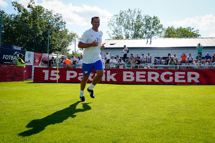 FOTOGALERIE: Nedvěd, Fowler, Poborský. Dolní Chabry oslavily sto let fotbalu ve velkém stylu