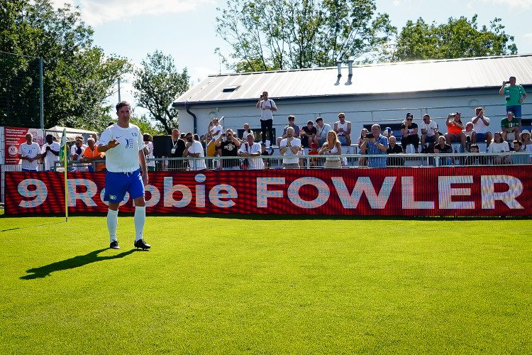 FOTOGALERIE: Nedvěd, Fowler, Poborský. Dolní Chabry oslavily sto let fotbalu ve velkém stylu