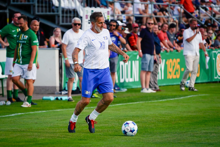 FOTOGALERIE: Nedvěd, Fowler, Poborský. Dolní Chabry oslavily sto let fotbalu ve velkém stylu