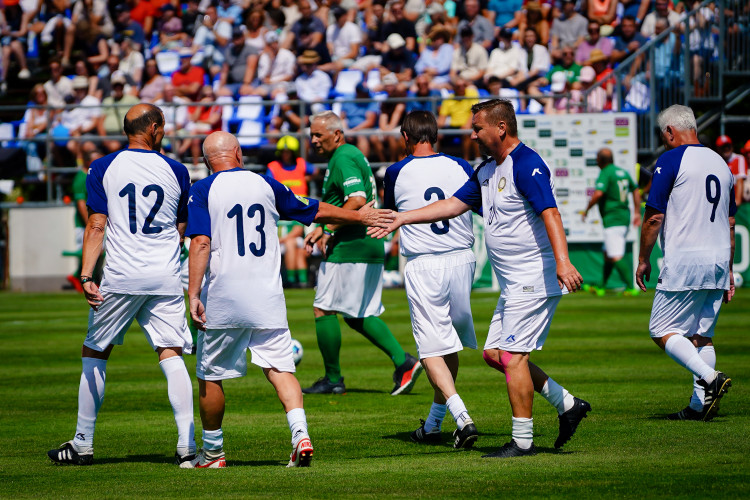 FOTOGALERIE: Nedvěd, Fowler, Poborský. Dolní Chabry oslavily sto let fotbalu ve velkém stylu