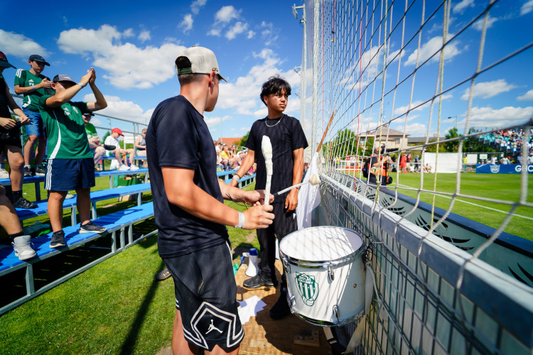 FOTOGALERIE: Nedvěd, Fowler, Poborský. Dolní Chabry oslavily sto let fotbalu ve velkém stylu