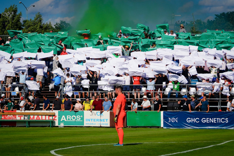 FOTOGALERIE: Nedvěd, Fowler, Poborský. Dolní Chabry oslavily sto let fotbalu ve velkém stylu