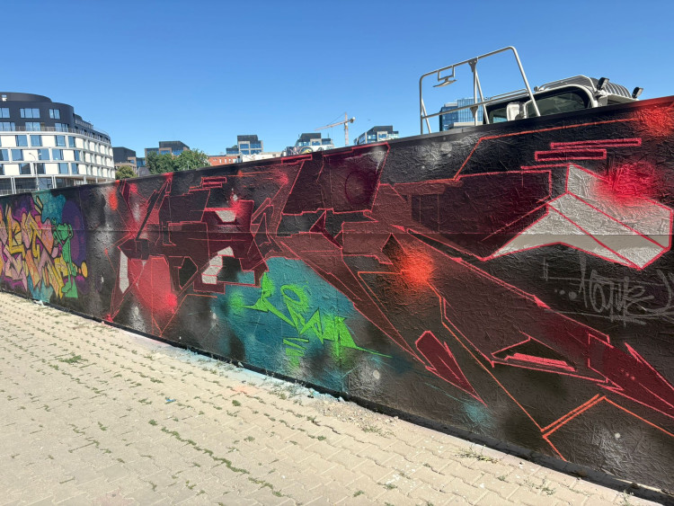 FOTOGALERIE:  Zeď pod brněnským nádražím ozdobili umělci z celého světa