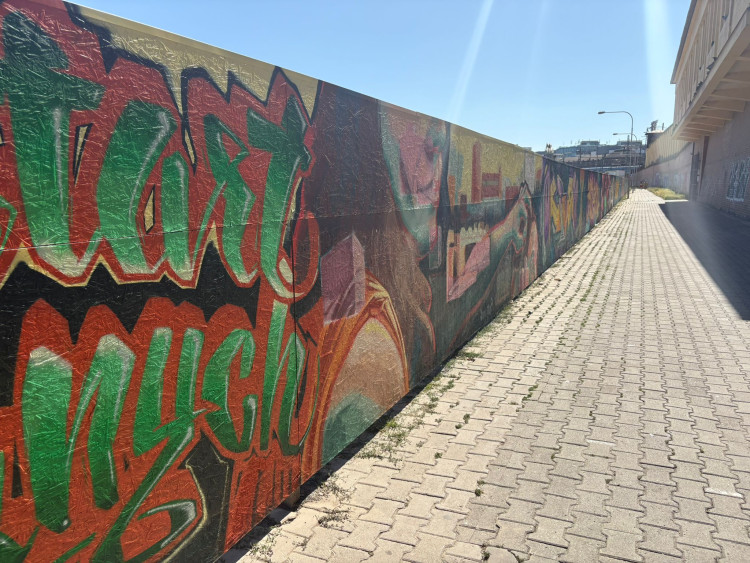 FOTOGALERIE:  Zeď pod brněnským nádražím ozdobili umělci z celého světa