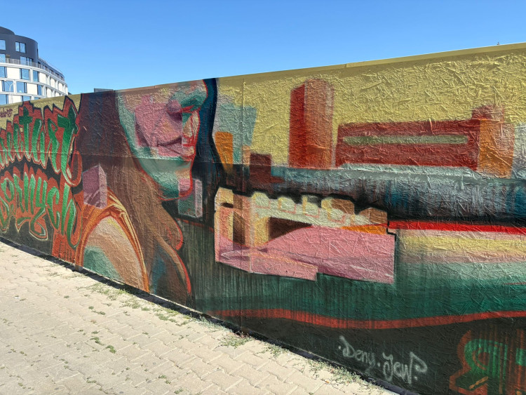 FOTOGALERIE:  Zeď pod brněnským nádražím ozdobili umělci z celého světa