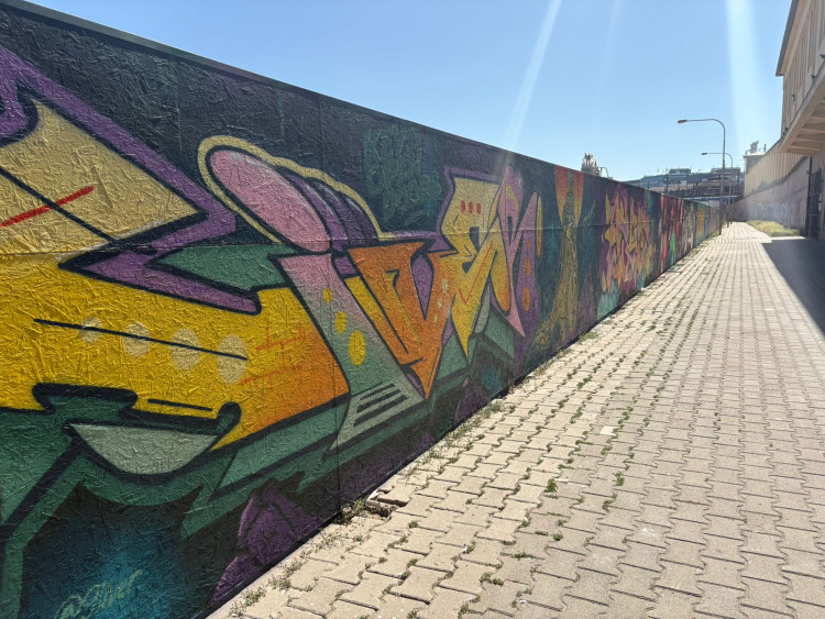 FOTOGALERIE:  Zeď pod brněnským nádražím ozdobili umělci z celého světa