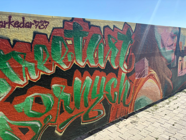 FOTOGALERIE:  Zeď pod brněnským nádražím ozdobili umělci z celého světa