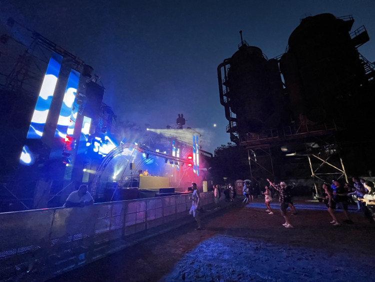 FOTOGALERIE: Beats for Love. Drumy duní pod vyhaslými vysokými pecemi