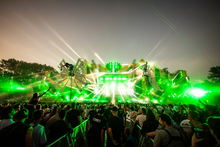 FOTOGALERIE: Beats for Love. Drumy duní pod vyhaslými vysokými pecemi