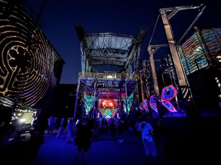 FOTOGALERIE: Beats for Love. Drumy duní pod vyhaslými vysokými pecemi